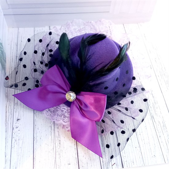 Шляпка заколка с оборками и бантиком, фиолетовая с фиолетовой оборкой - фото 10135
