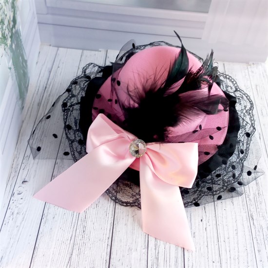 Шляпка заколка с оборками и бантиком, розовая с черной оборкой - фото 10154