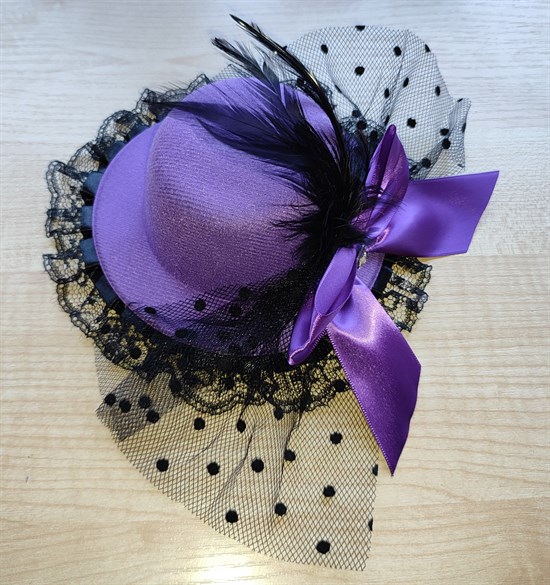 Шляпка заколка с оборками и бантиком, фиолетовая с черной оборкой - фото 10167