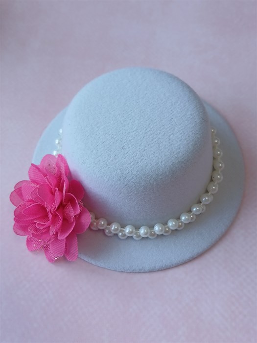 Шляпка на заколках Элегант, Белая шляпка, малиновый цветок - фото 11455