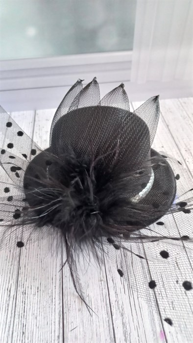 Шляпка заколка с перьями и сеточкой, черная - фото 11552