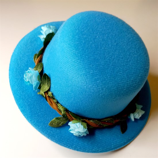 Шляпка-заколка голубая с голубыми розочками - фото 9821
