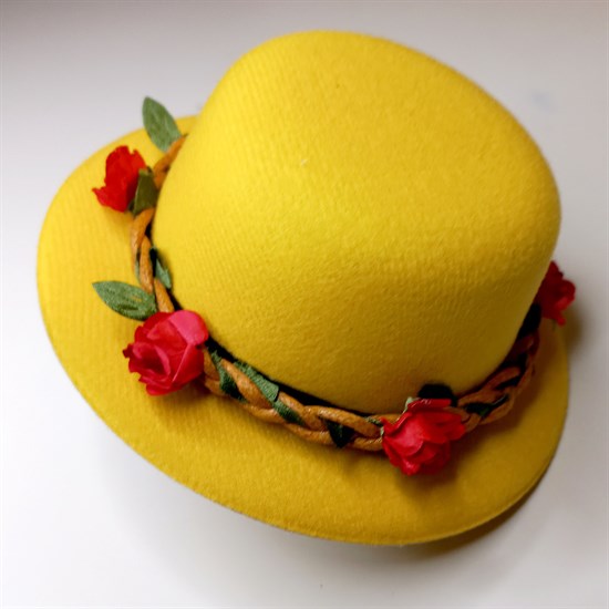 Шляпка-заколка желтая с красными розочками - фото 9833