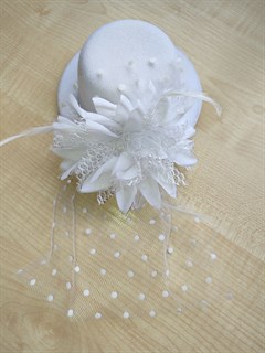 Шляпка - вуалетка с цветком, белая