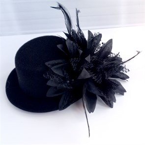 Шляпка-заколка из фетра с цветком, черная