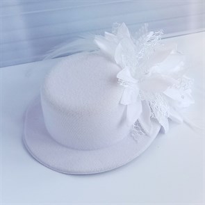 Шляпка-заколка из фетра с цветком, белая