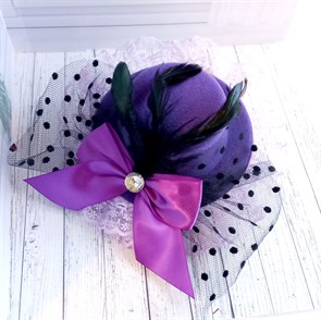 Шляпка заколка с оборками и бантиком, фиолетовая с фиолетовой оборкой