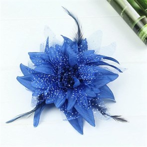 Цветок на заколке с белыми крапинками, синий