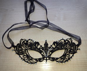 Карнавальная венецианская маска со стразами, черная