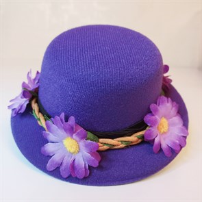 Шляпка-заколка фиолетовая с фиолетовыми ромашками