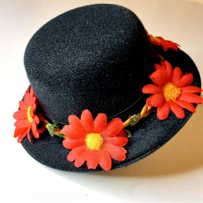 Шляпка-заколка черная с красными ромашками