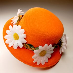 Шляпка-заколка оранжевая с белыми ромашками