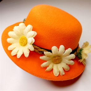 Шляпка-заколка оранжевая и светло-желтые ромашки