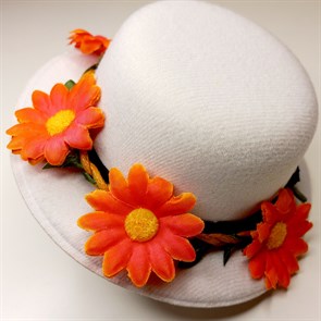 Шляпка-заколка белая с оранжевыми ромашками