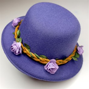 Шляпка-заколка фиолетовая с фиолетовыми розочками