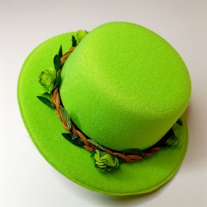 Шляпка-заколка салатовая с зелеными розочками