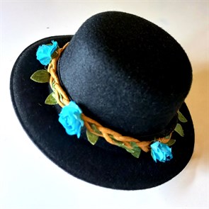 Шляпка-заколка черная с голубыми розочками