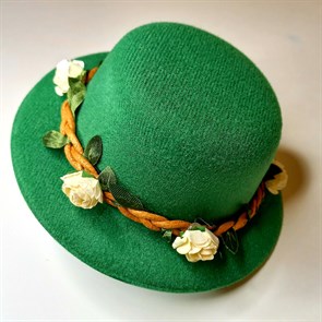 Шляпка-заколка зеленая с белыми розочками
