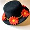 Шляпка-заколка черная с красными ромашками - фото 9786