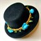 Шляпка-заколка черная с голубыми розочками - фото 9826