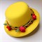 Шляпка-заколка желтая с красными розочками - фото 9834